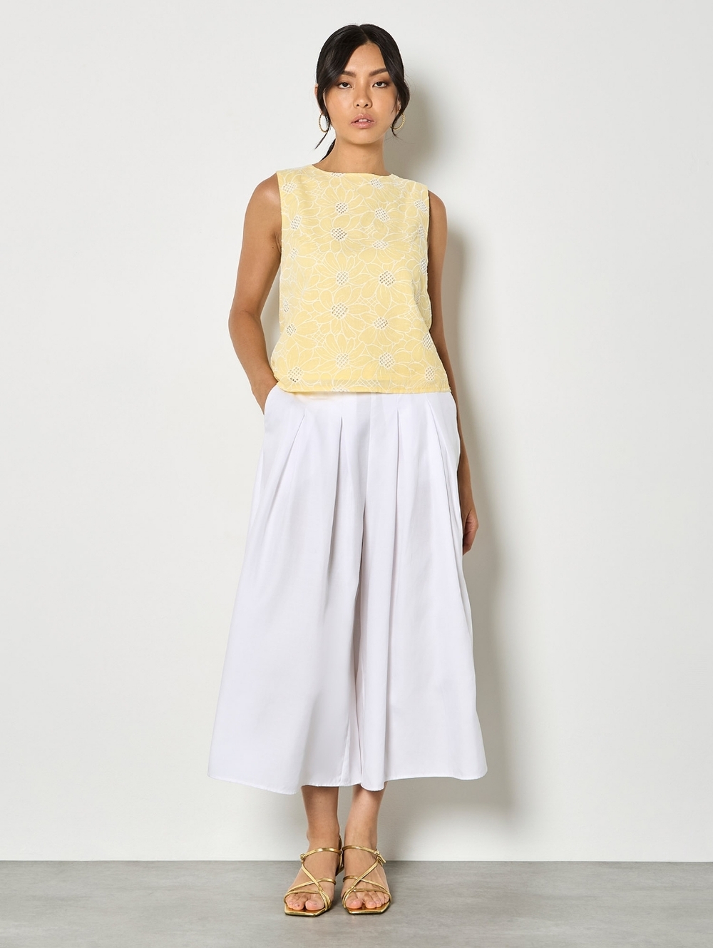 Sunflower Embroidered Shell Top - Picture 4 of 8